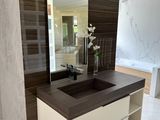 une salle de bains équipée d'un lavabo, d'un miroir et d'une baignoire