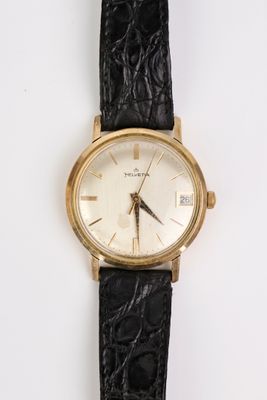 une image d'un gros plan d'une montre-bracelet sur une surface blanche