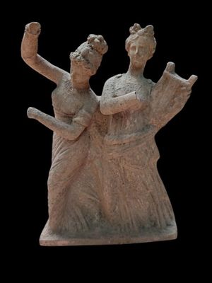 Tanagra en terre cuite représentant 2 nymphes musiciennes. X…