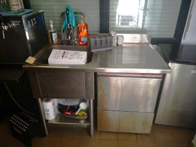 une cuisine avec un évier et un réfrigérateur