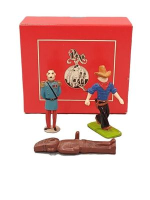 deux figurines représentant un homme et une femme devant une boîte rouge