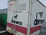 un camion garé sur le parking