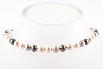 collier de perles multicolores sur un mannequin blanc
