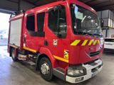 un camion de pompiers rouge garé à l'intérieur d'un bâtiment