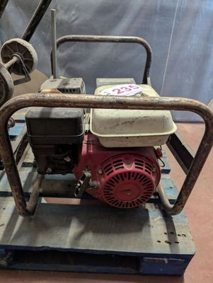 un petit moteur posé sur une palette