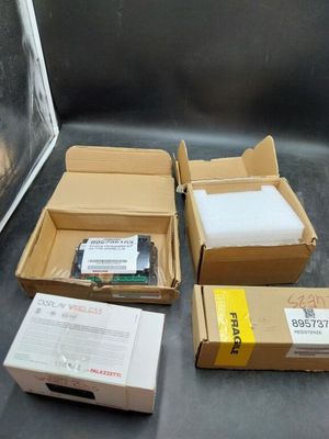 plusieurs cartons contenant différents types d'équipements électroniques posés sur une table