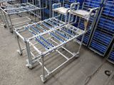 une rangée de chaises faites de tuyaux et de tuyaux