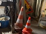 un tas de matériel de chantier dans une pièce très encombrée