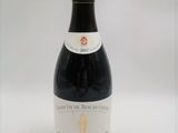 une bouteille de vin posée sur une table