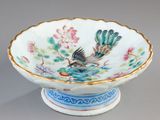un petit bol orné d'un oiseau, posé sur une table