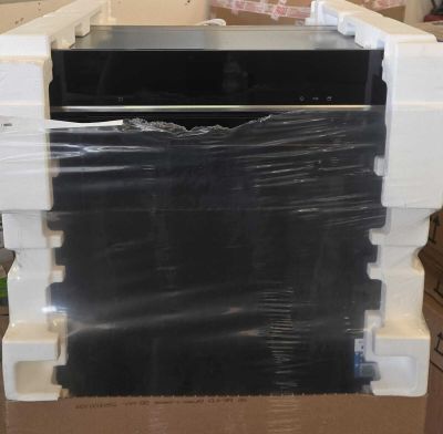 un four noir et blanc rangé dans un carton