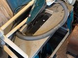 une table avec un ventilateur et une chaise dans une pièce