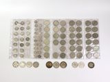 beaucoup de pièces de monnaie dans un sac en plastique posé sur la table