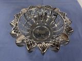 une assiette en argent ornée d'un motif en forme d'étoile