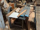 plusieurs pièces de bois sont empilées dans un entrepôt