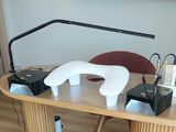 un bureau sur lequel se trouvent une lampe et quelques appareils électroniques