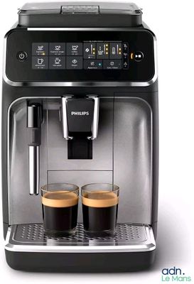 la machine à café a deux tasses de café devant elle