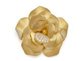 une broche en forme de fleur en or et diamants