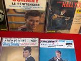 beaucoup de cd de musique sur une table rouge