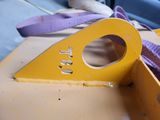 un gros plan d'un objet jaune posé sur une table