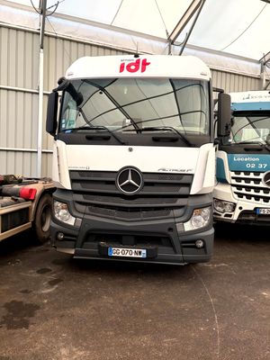 deux camions garés l'un à côté de l'autre dans un entrepôt