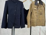 deux vestes posées côte à côte sur un porte-vêtements