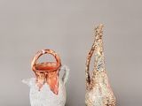 trois vases posés les uns à côté des autres sur une surface grise