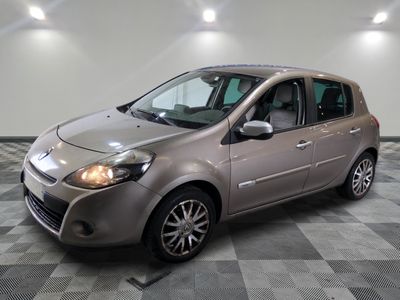 la photo d'une voiture argentée garée dans un garage
