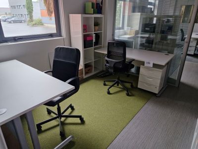 une pièce avec un bureau et une chaise