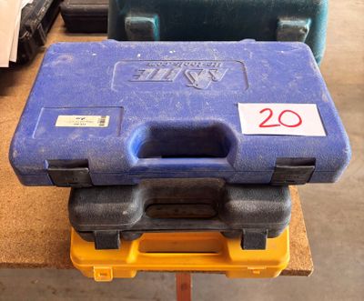une boîte à outils bleue posée sur une boîte jaune