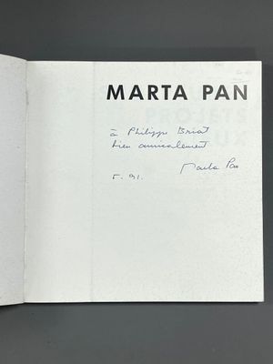 un livre avec la photo d'une femme