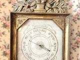 une horloge accrochée à un mur orné de fleurs