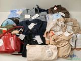 beaucoup de vêtements et de sacs posés sur une table
