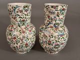 deux vases posés l'un à côté de l'autre sur une table
