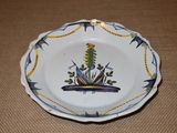 une assiette blanche ornée d'un motif bleu et jaune