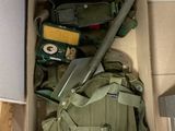 une boîte contenant un couteau, un sac à dos et d'autres objets