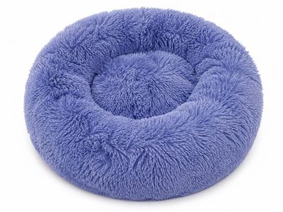 un gros plan sur un panier pour chien bleu sur fond blanc