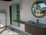 une salle de bain avec un lavabo et un miroir
