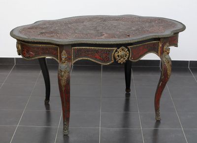 une petite table avec un plateau en marbre posée sur un sol carrelé