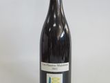 une bouteille de vin posée sur une table