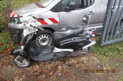 un scooter garé à côté d'une camionnette