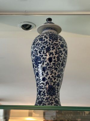 Vase bleu et blanc couvert à décor de brachiaux