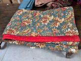 une pile de couvertures posée sur une table en bois
