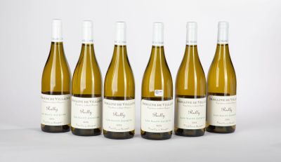 six bouteilles de vin sont alignées sur une surface blanche
