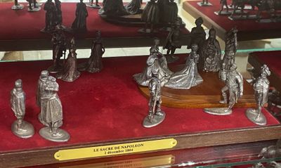 de nombreuses figurines exposées dans une vitrine