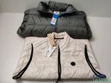 deux vestes avec leurs étiquettes, posées l'une à côté de l'autre