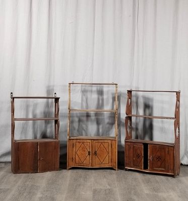 trois étagères en bois posées sur un parquet