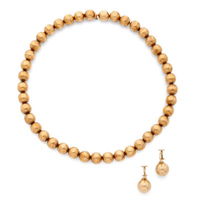un ensemble composé d'un collier et de boucles d'oreilles ornés de perles dorées