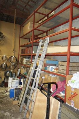 une pièce remplie de nombreuses étagères et d'une échelle