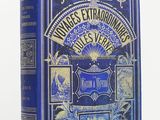 un livre bleu sur lequel figure la photo d'un homme et d'une femme